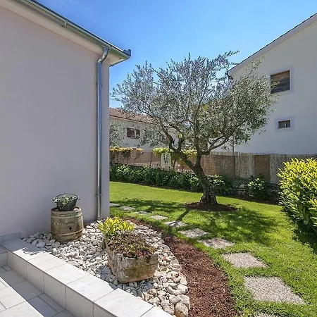 Charming Villa With Swimming Pool In Visnjan