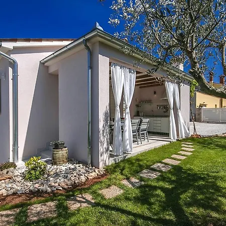 Villa Charming Villa With Swimming Pool In Visnjan Visnjan