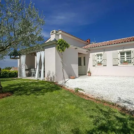 Villa Charming Villa With Swimming Pool In Visnjan