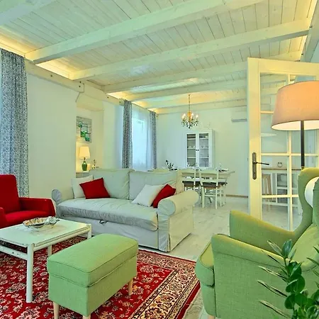 Villa Charming Villa With Swimming Pool In Visnjan