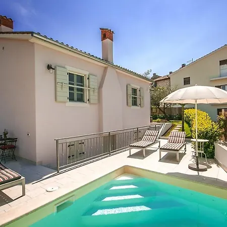 Villa Charming Villa With Swimming Pool In Visnjan