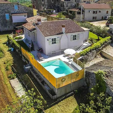 Charming Villa With Swimming Pool In Visnjan