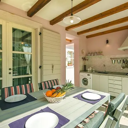 Villa Charming Villa With Swimming Pool In Visnjan *