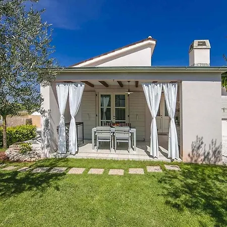 Charming Villa With Swimming Pool In Visnjan